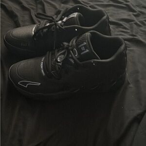 I am selling my Lamelo ball iridescent dreams. Fb marketplace didn’t have buyers